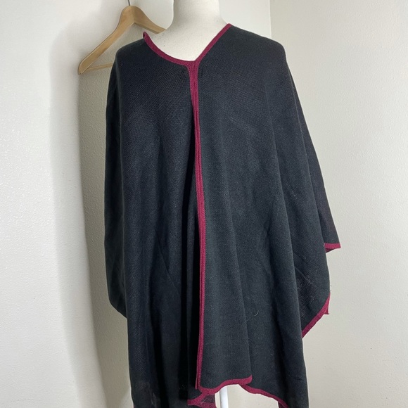 Women's Poncho Black Wine Color Size 100% Acrylic One Size Jones New York NWT - Picture 6 of 8